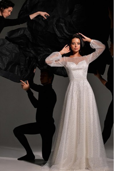 Блестящее свадебное платье с открытой спиной