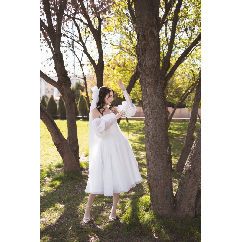 Пышное свадебное платье миди с открытыми плечами и пышными рукавами