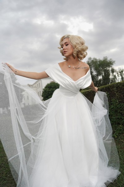 Необыкновенное свадебное платье с открытыми плечами