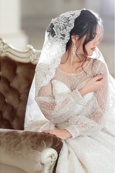 Блестящее закрытое свадебное платье со шлейфом