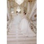 Блестящее закрытое свадебное платье со шлейфом в аренду