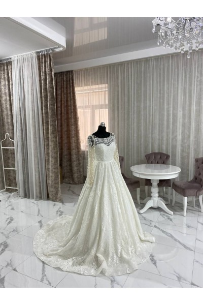 Блестящее закрытое свадебное платье