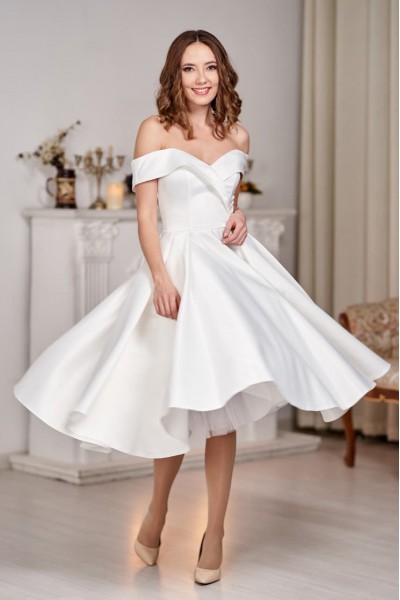 Атласное свадебное платье миди с открытыми плечами