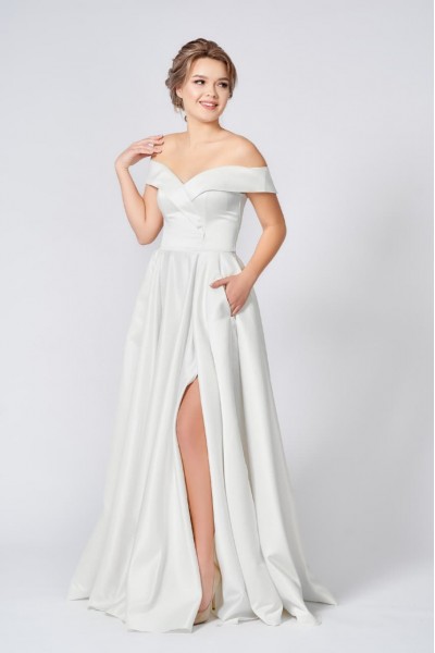 Атласное свадебное платье в пол с корсетом и открытыми плечами